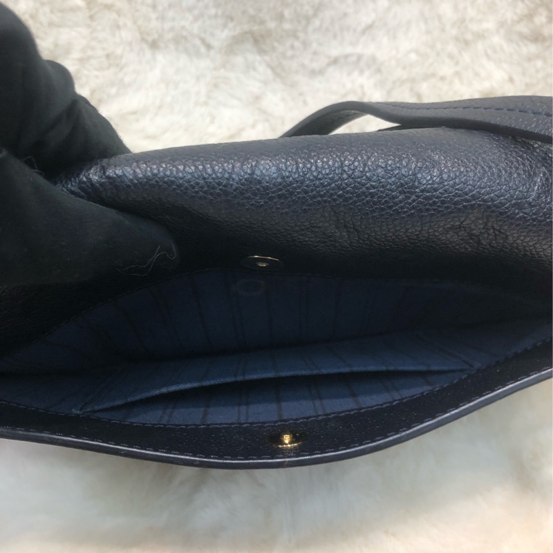 LV 黑色全皮壓紋金扣 Hobo袋 XB910-16