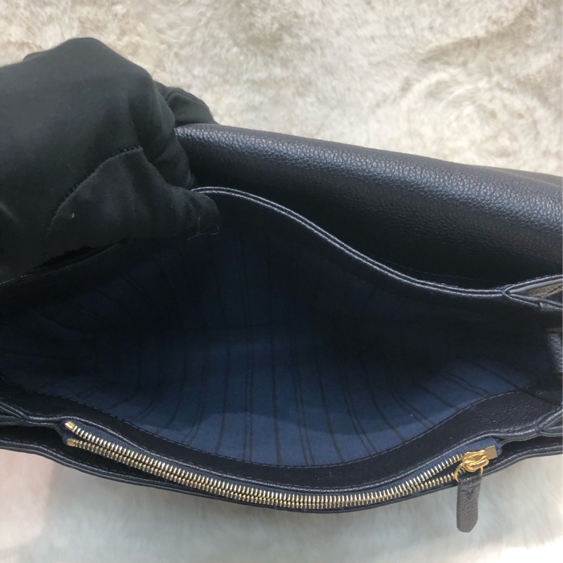 LV 黑色全皮壓紋金扣 Hobo袋 XB910-18