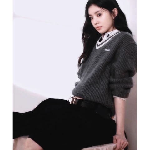 售9.5新Miumiu 牌超美上衣