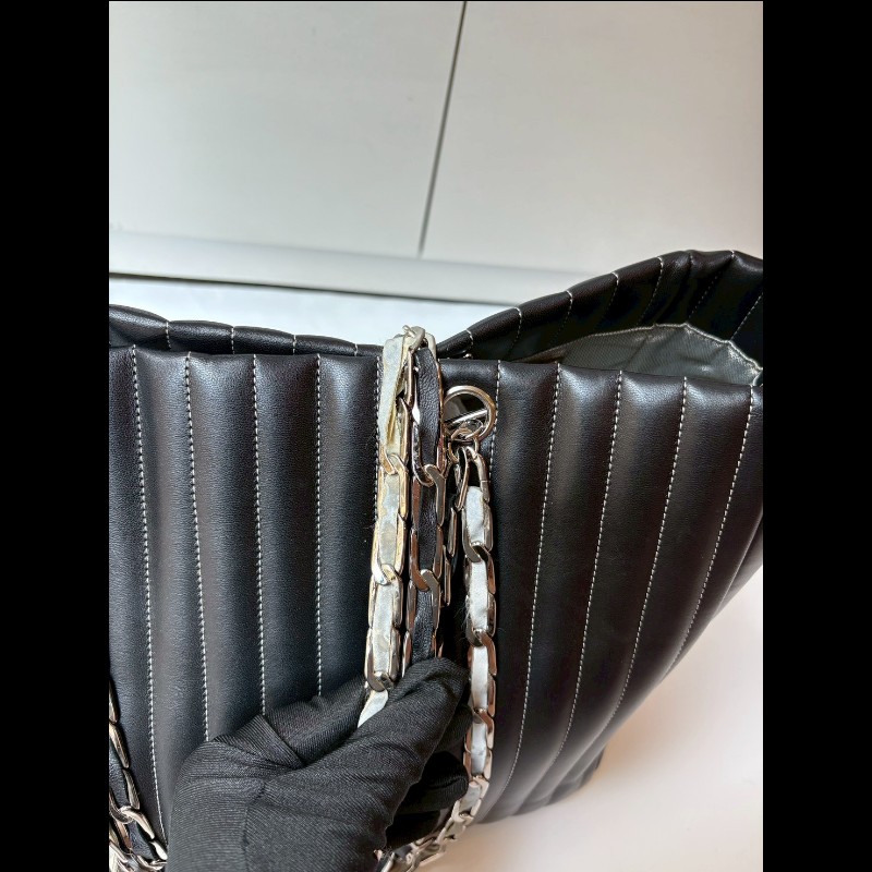 Chanel 銀鍊黑皮直格托特包-7