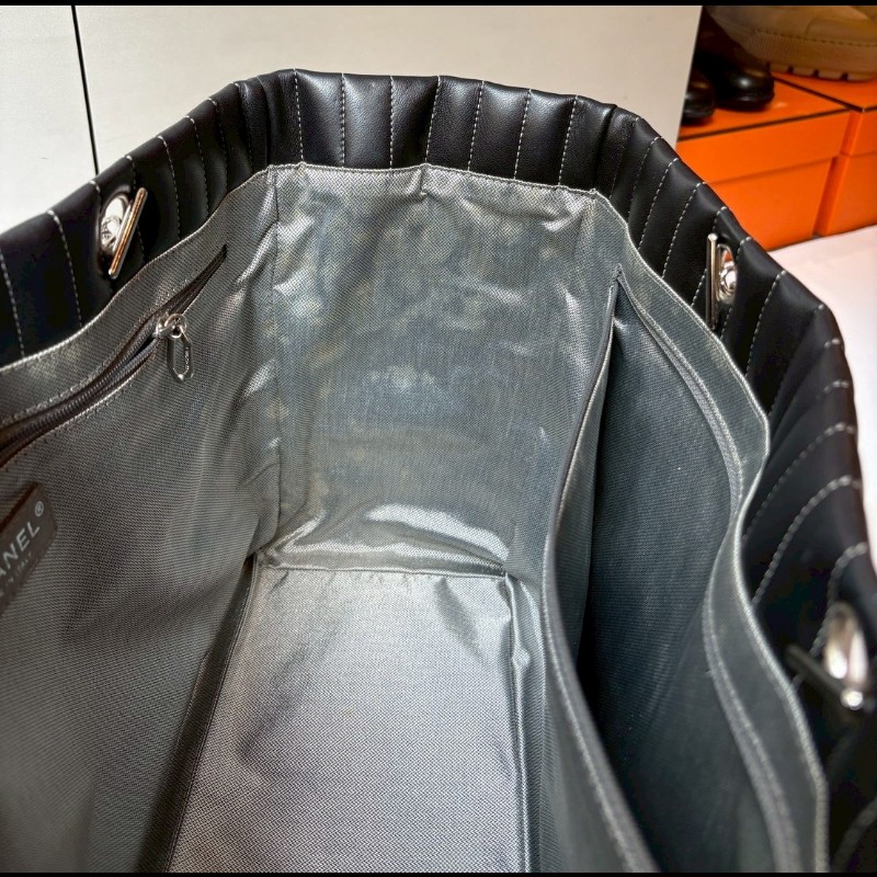 Chanel 銀鍊黑皮直格托特包-18