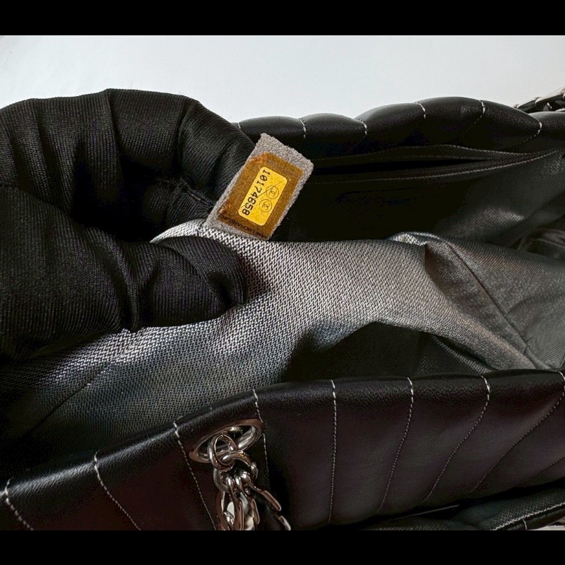 Chanel 銀鍊黑皮直格托特包-21