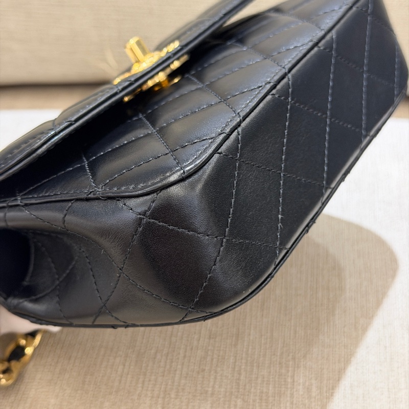 Chanel mini Flap Bg 黑金手柄鏈條包 芯片款-4