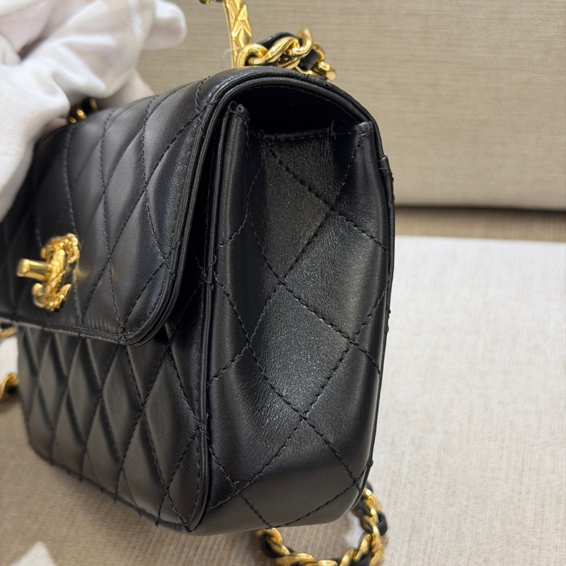 Chanel mini Flap Bg 黑金手柄鏈條包 芯片款-6