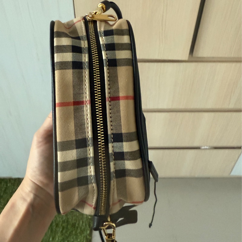 近新BURBERRY Cube包/牛皮/有試背圖(有正品編碼/附品牌辨識卡)看圖看內文-12