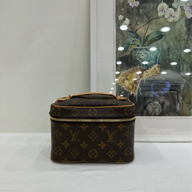 LOUIS VUITTON Nice nano精巧身形LV銘紋金屬拉鍊頭 塗層帆布拼牛皮革飾邊 化妝包手提包 迷你 芯片 有購證-1
