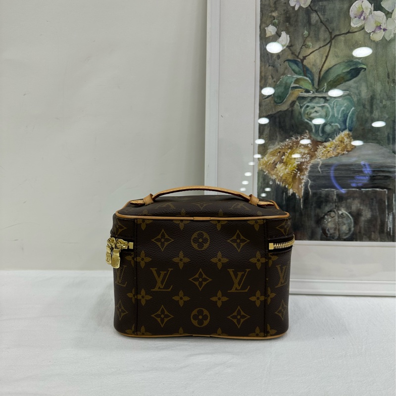 LOUIS VUITTON Nice nano精巧身形LV銘紋金屬拉鍊頭 塗層帆布拼牛皮革飾邊 化妝包手提包 迷你 芯片 有購證-2