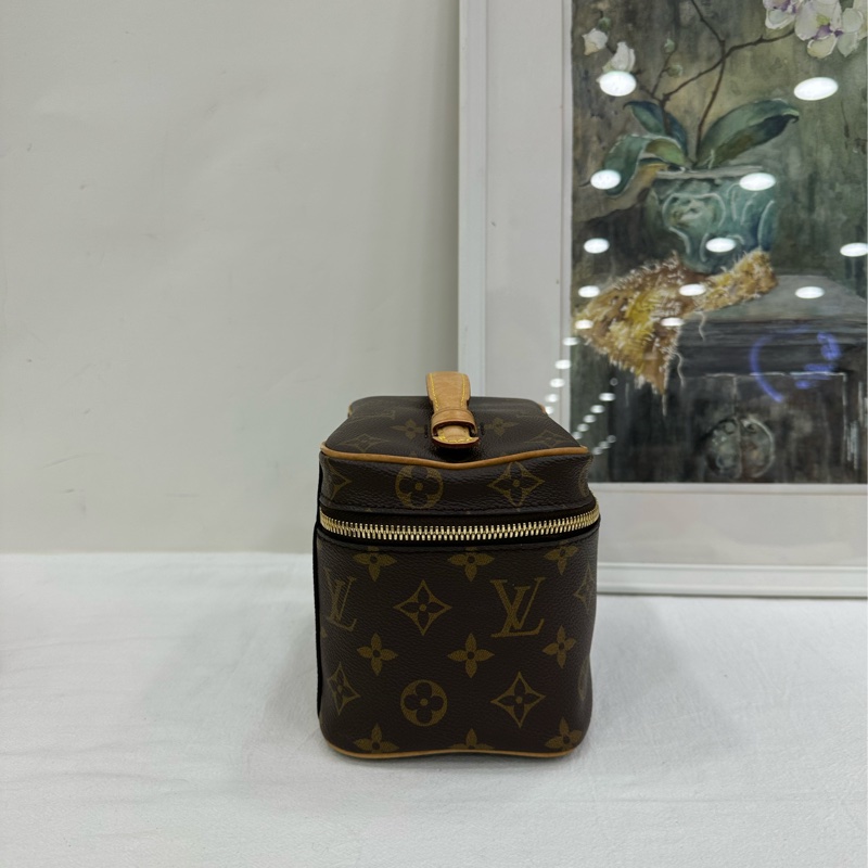 LOUIS VUITTON Nice nano精巧身形LV銘紋金屬拉鍊頭 塗層帆布拼牛皮革飾邊 化妝包手提包 迷你 芯片 有購證-4