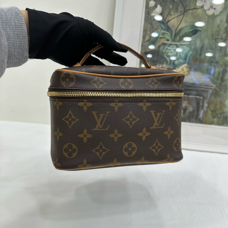 LOUIS VUITTON Nice nano精巧身形LV銘紋金屬拉鍊頭 塗層帆布拼牛皮革飾邊 化妝包手提包 迷你 芯片 有購證-6