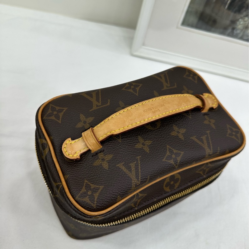 LOUIS VUITTON Nice nano精巧身形LV銘紋金屬拉鍊頭 塗層帆布拼牛皮革飾邊 化妝包手提包 迷你 芯片 有購證-7