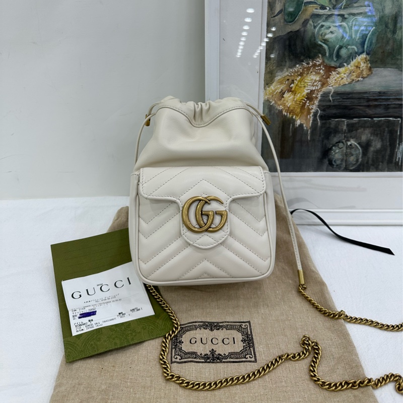 Gucci新款馬蒙雙G水桶包,白色絎縫V型皮革,金色雙G標誌,抽繩設計可調大小。尺寸14.5x20x7.5cm,配肩帶可斜挎 99新有購證-0