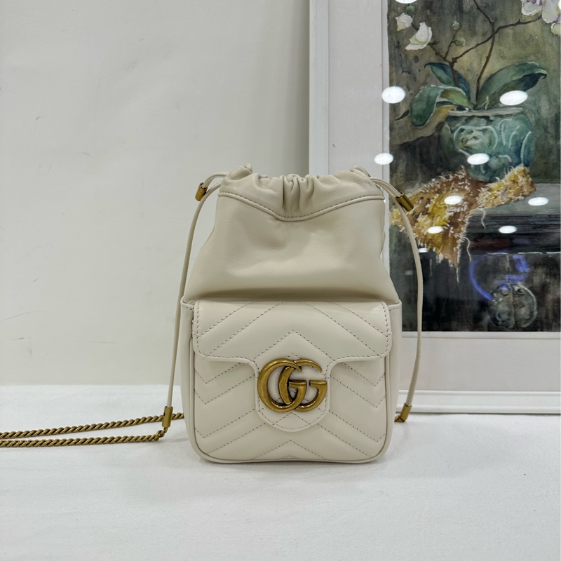 Gucci新款馬蒙雙G水桶包,白色絎縫V型皮革,金色雙G標誌,抽繩設計可調大小。尺寸14.5x20x7.5cm,配肩帶可斜挎 99新有購證-1