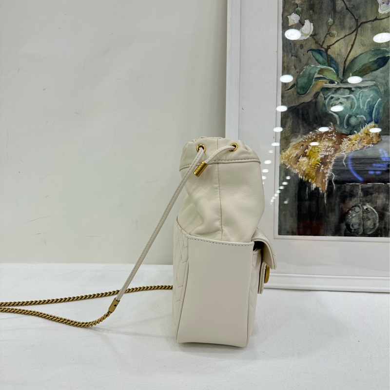 Gucci新款馬蒙雙G水桶包,白色絎縫V型皮革,金色雙G標誌,抽繩設計可調大小。尺寸14.5x20x7.5cm,配肩帶可斜挎 99新有購證-2