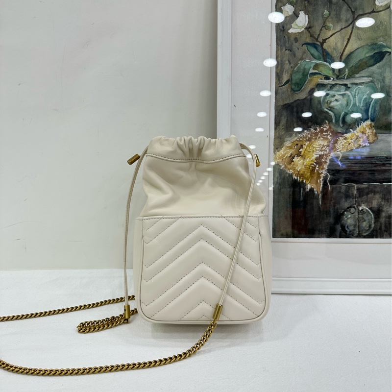 Gucci新款馬蒙雙G水桶包,白色絎縫V型皮革,金色雙G標誌,抽繩設計可調大小。尺寸14.5x20x7.5cm,配肩帶可斜挎 99新有購證-3