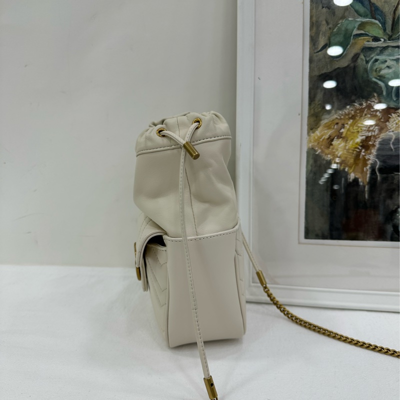 Gucci新款馬蒙雙G水桶包,白色絎縫V型皮革,金色雙G標誌,抽繩設計可調大小。尺寸14.5x20x7.5cm,配肩帶可斜挎 99新有購證-4
