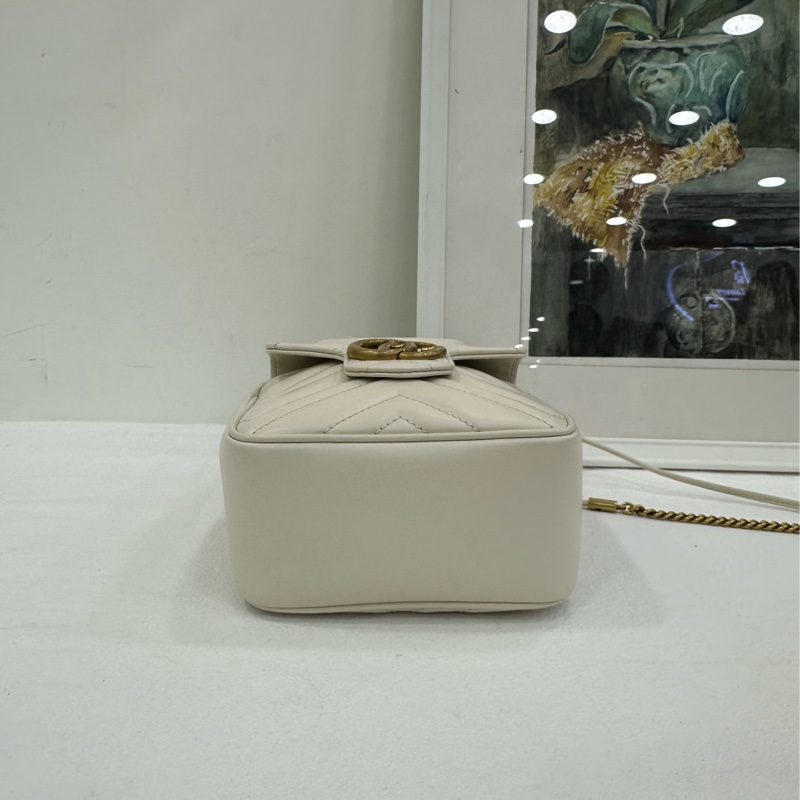 Gucci新款馬蒙雙G水桶包,白色絎縫V型皮革,金色雙G標誌,抽繩設計可調大小。尺寸14.5x20x7.5cm,配肩帶可斜挎 99新有購證-5