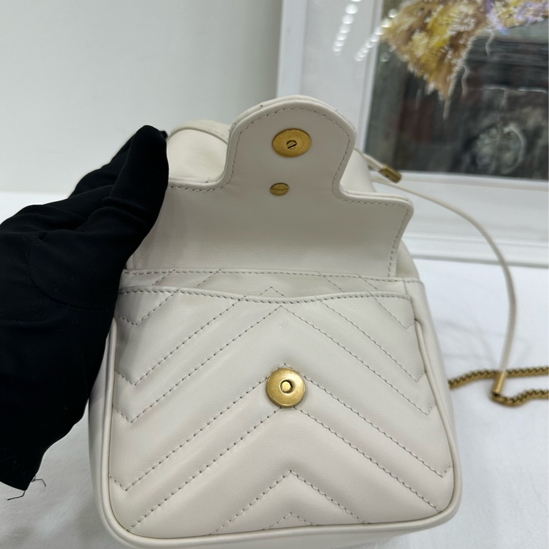 Gucci新款馬蒙雙G水桶包,白色絎縫V型皮革,金色雙G標誌,抽繩設計可調大小。尺寸14.5x20x7.5cm,配肩帶可斜挎 99新有購證-6