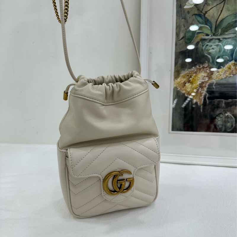 Gucci新款馬蒙雙G水桶包,白色絎縫V型皮革,金色雙G標誌,抽繩設計可調大小。尺寸14.5x20x7.5cm,配肩帶可斜挎 99新有購證-7
