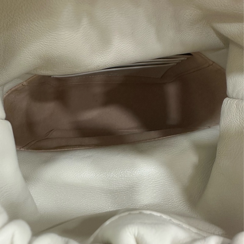 Gucci新款馬蒙雙G水桶包,白色絎縫V型皮革,金色雙G標誌,抽繩設計可調大小。尺寸14.5x20x7.5cm,配肩帶可斜挎 99新有購證-8