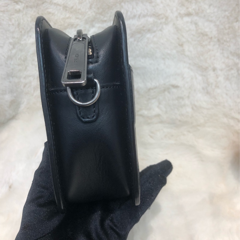 FENDI 黑色浮雕local相機包 O483NY-4