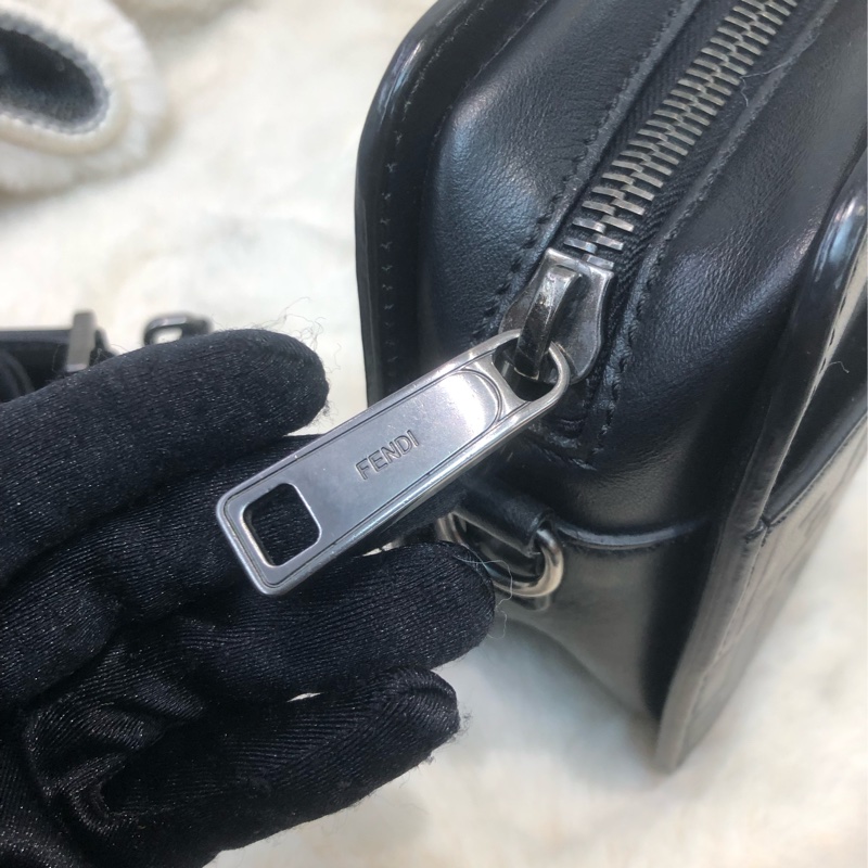 FENDI 黑色浮雕local相機包 O483NY-7