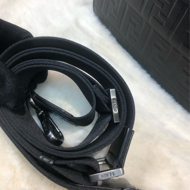 FENDI 黑色浮雕local相機包 O483NY-8