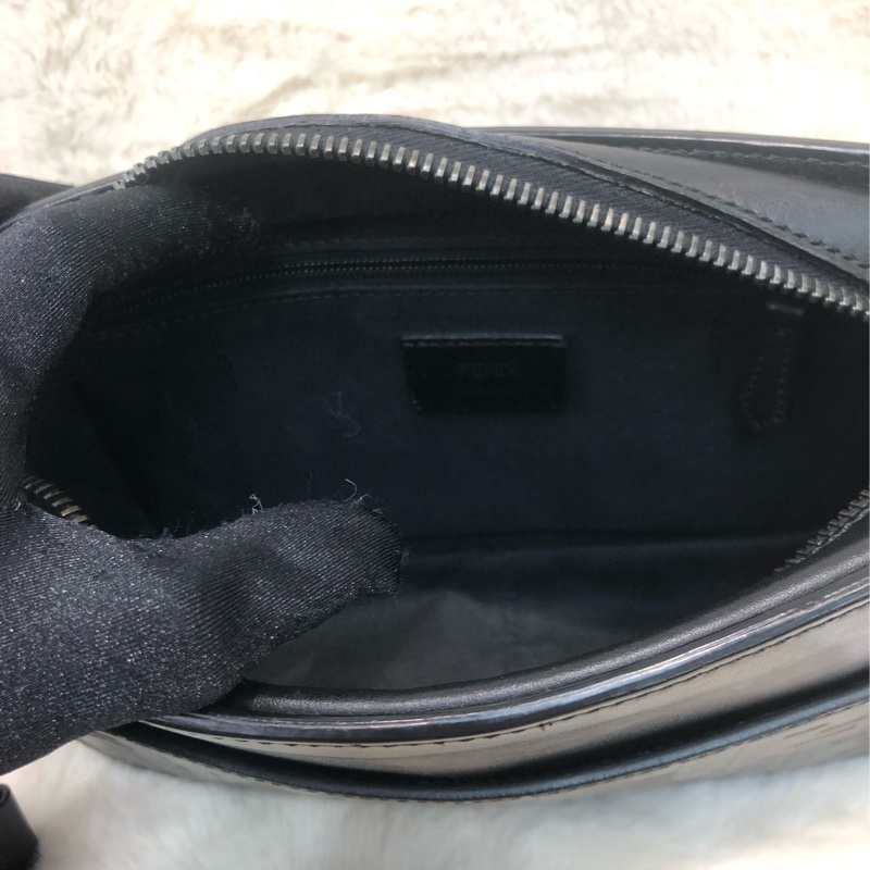 FENDI 黑色浮雕local相機包 O483NY-11