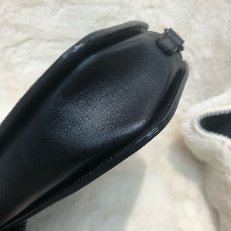 FENDI 黑色浮雕local相機包 O483NY-10