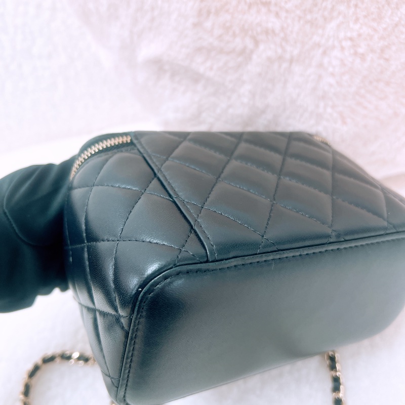 Chanel 黑金手柄鏈條長盒子/化妝包-10