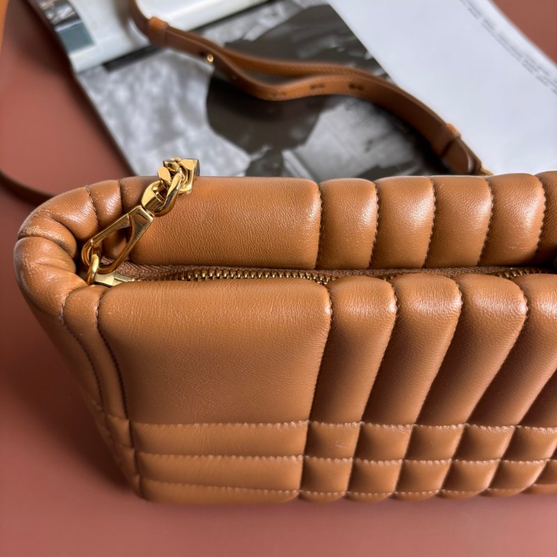 ::BURBERRY:: LOLA 金屬TB LOGO絎縫格紋小羊皮拉鍊方包斜背包(咖)-3