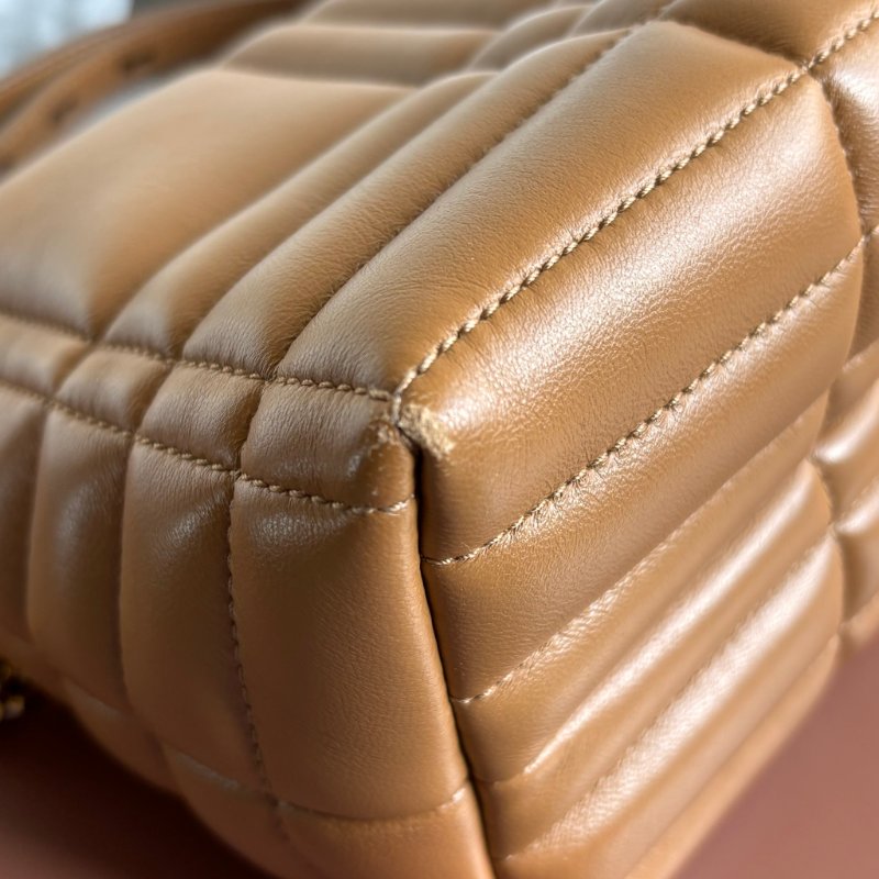 ::BURBERRY:: LOLA 金屬TB LOGO絎縫格紋小羊皮拉鍊方包斜背包(咖)-12