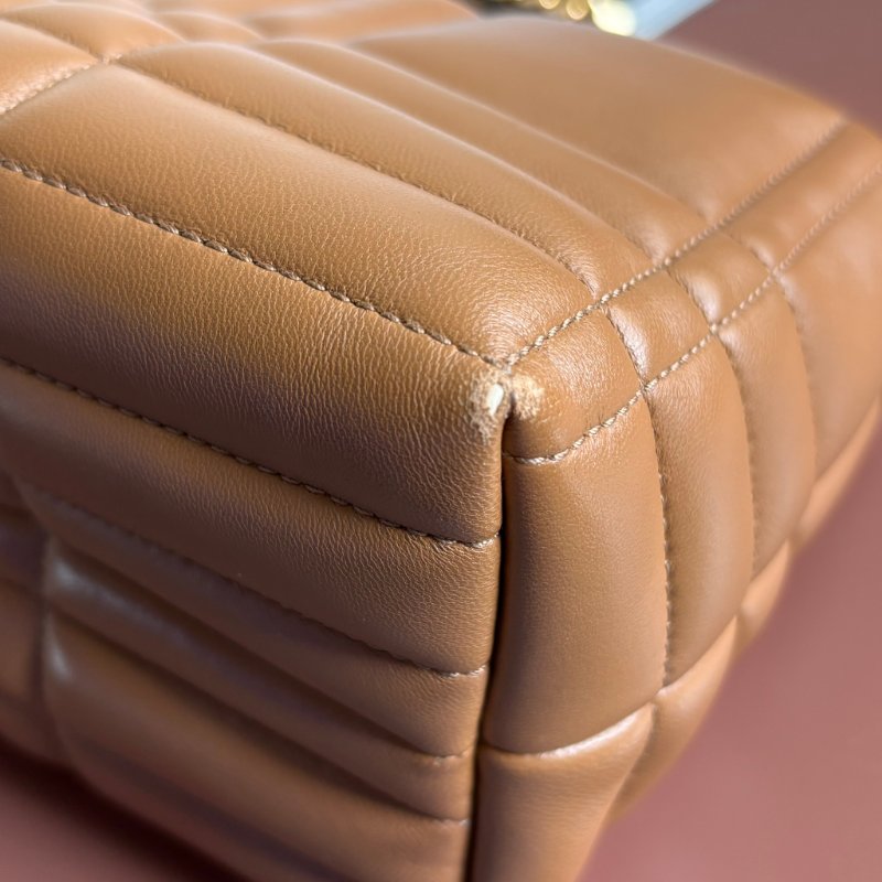 ::BURBERRY:: LOLA 金屬TB LOGO絎縫格紋小羊皮拉鍊方包斜背包(咖)-15