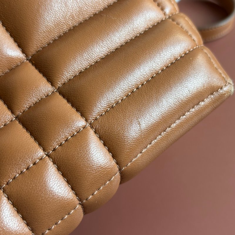 ::BURBERRY:: LOLA 金屬TB LOGO絎縫格紋小羊皮拉鍊方包斜背包(咖)-18