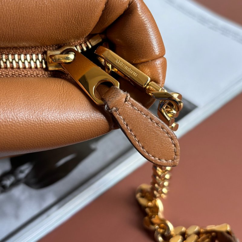 ::BURBERRY:: LOLA 金屬TB LOGO絎縫格紋小羊皮拉鍊方包斜背包(咖)-32