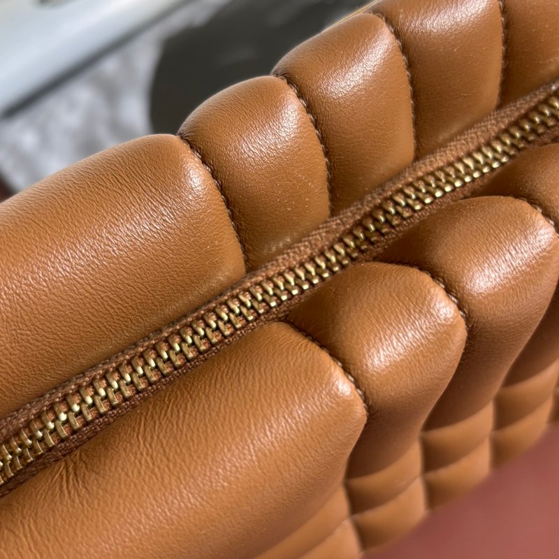 ::BURBERRY:: LOLA 金屬TB LOGO絎縫格紋小羊皮拉鍊方包斜背包(咖)-33