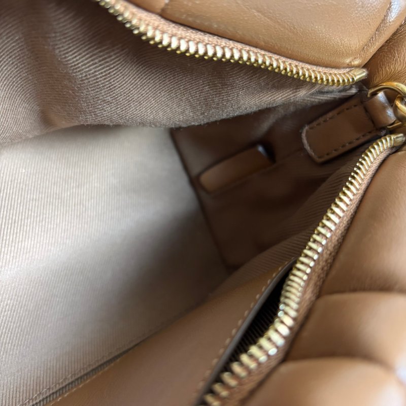 ::BURBERRY:: LOLA 金屬TB LOGO絎縫格紋小羊皮拉鍊方包斜背包(咖)-38