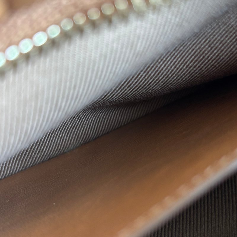 ::BURBERRY:: LOLA 金屬TB LOGO絎縫格紋小羊皮拉鍊方包斜背包(咖)-41