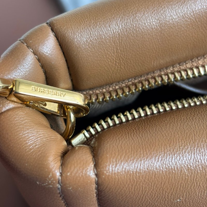 ::BURBERRY:: LOLA 金屬TB LOGO絎縫格紋小羊皮拉鍊方包斜背包(咖)-42