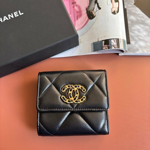 ::CHANEL:: 香奈兒 19系列經典金屬LOGO菱格紋 小羊皮翻蓋三折短夾（黑色）