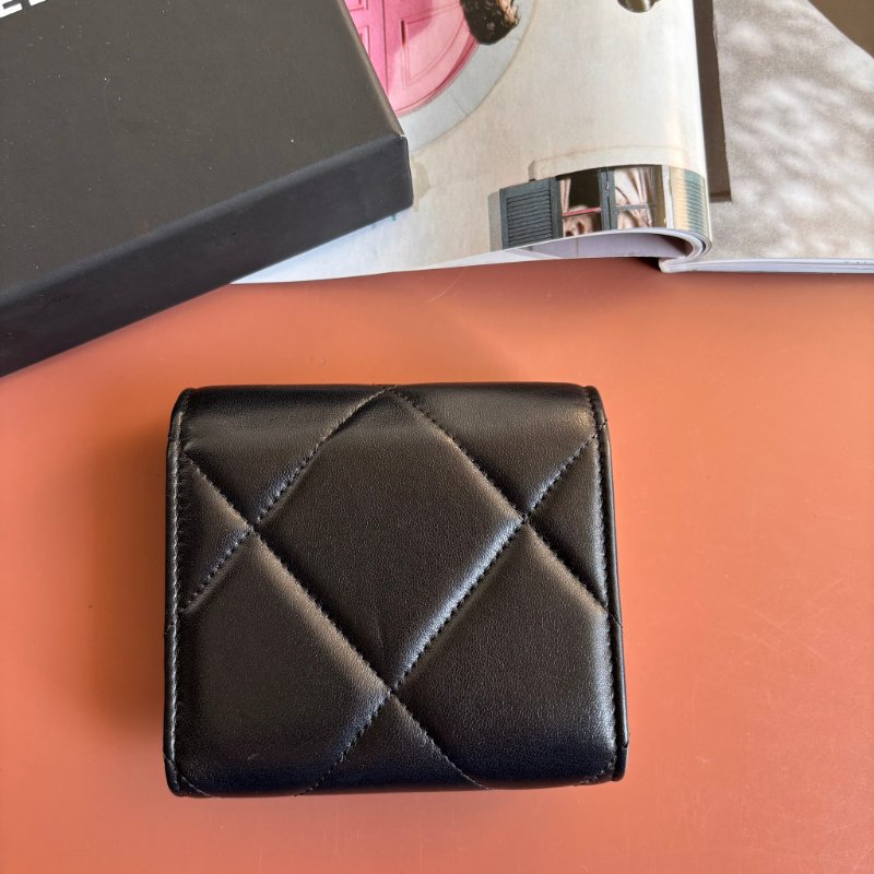 ::CHANEL:: 香奈兒 19系列經典金屬LOGO菱格紋 小羊皮翻蓋三折短夾（黑色）-1