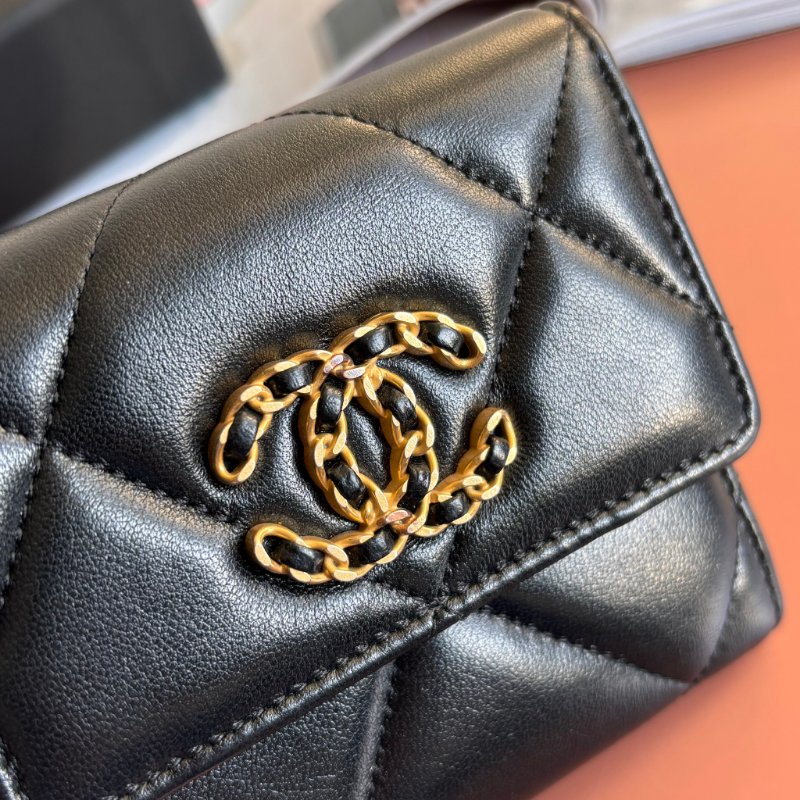 ::CHANEL:: 香奈兒 19系列經典金屬LOGO菱格紋 小羊皮翻蓋三折短夾（黑色）-2
