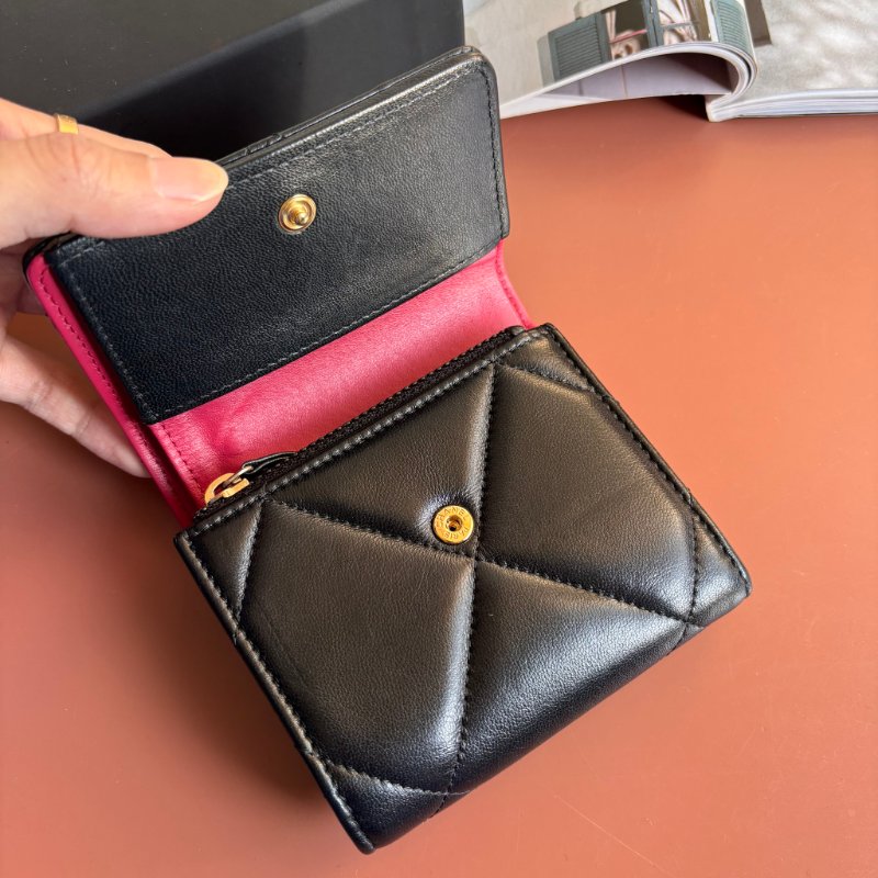 ::CHANEL:: 香奈兒 19系列經典金屬LOGO菱格紋 小羊皮翻蓋三折短夾（黑色）-3