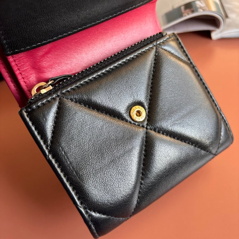 ::CHANEL:: 香奈兒 19系列經典金屬LOGO菱格紋 小羊皮翻蓋三折短夾（黑色）-4