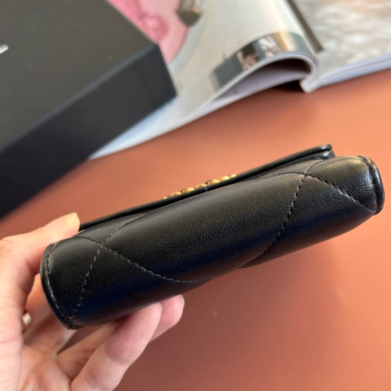 ::CHANEL:: 香奈兒 19系列經典金屬LOGO菱格紋 小羊皮翻蓋三折短夾（黑色）-5