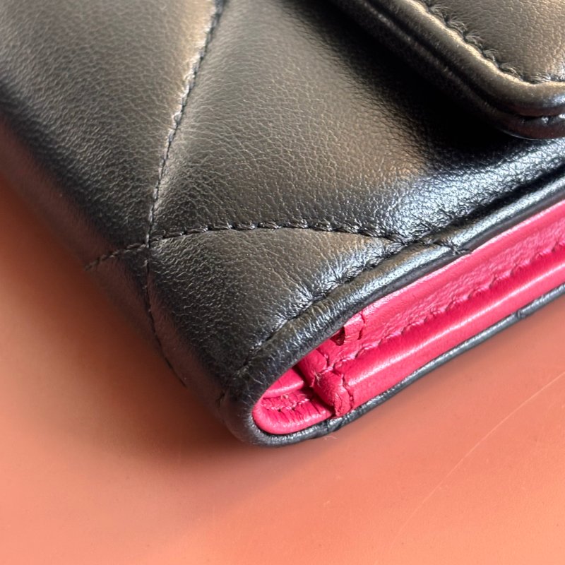 ::CHANEL:: 香奈兒 19系列經典金屬LOGO菱格紋 小羊皮翻蓋三折短夾（黑色）-10