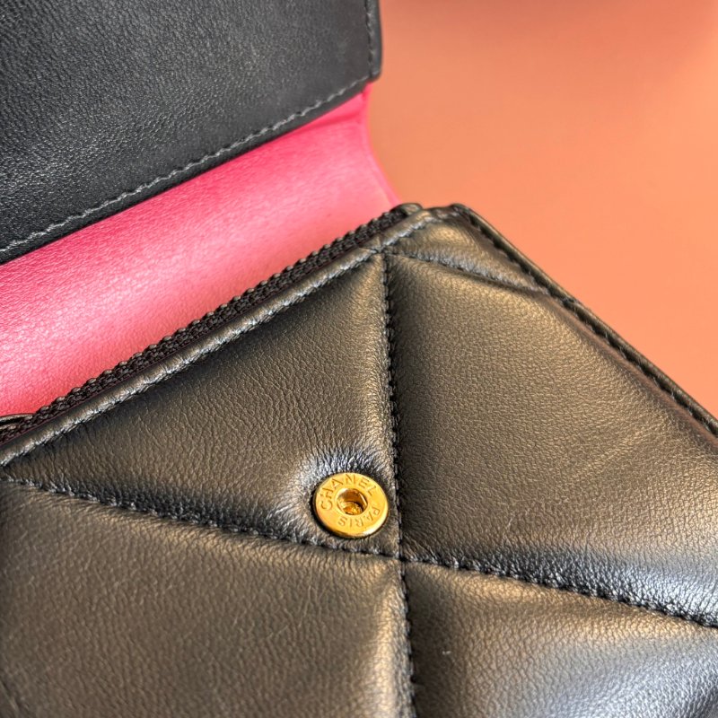 ::CHANEL:: 香奈兒 19系列經典金屬LOGO菱格紋 小羊皮翻蓋三折短夾（黑色）-11