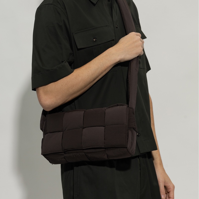 BV Cassette Padded 深咖色尼龍斜背包-0