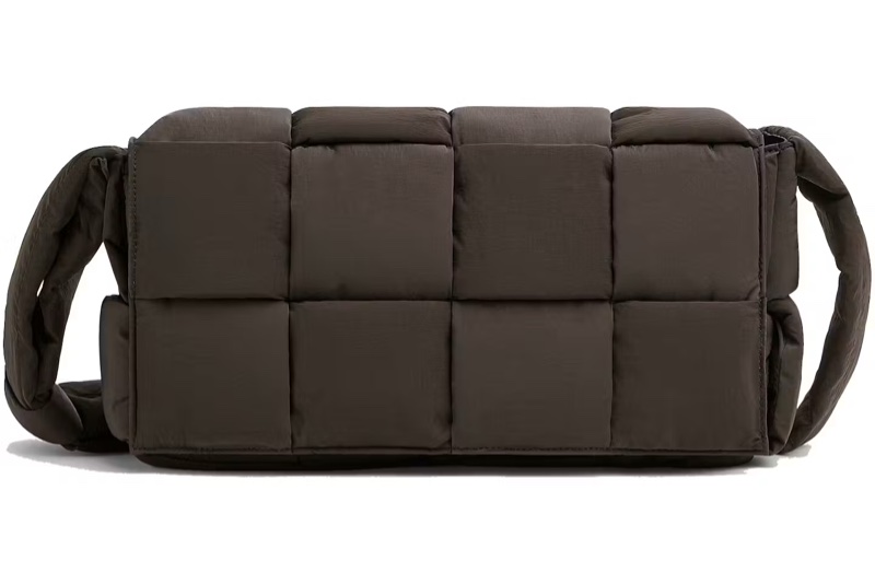 BV Cassette Padded 深咖色尼龍斜背包-1