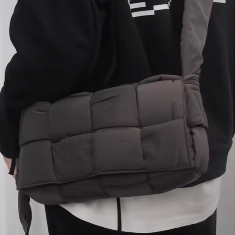 BV Cassette Padded 深咖色尼龍斜背包-2