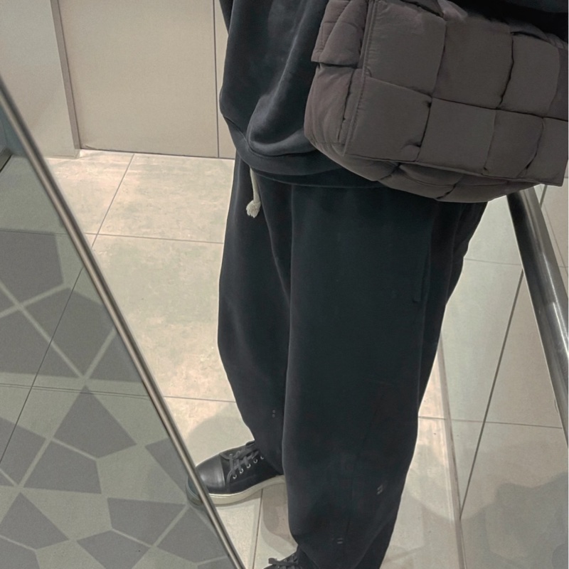 BV Cassette Padded 深咖色尼龍斜背包-3